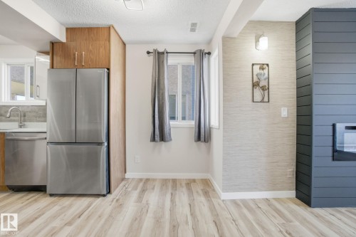71 Lancaster Terrace, Edmonton, AB - Indoor Photo Showing Kitchen