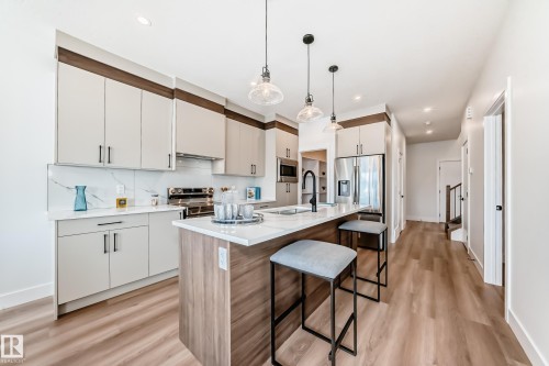 77 Elliott Wynd, Fort Saskatchewan, AB - Indoor Photo Showing Kitchen With Upgraded Kitchen