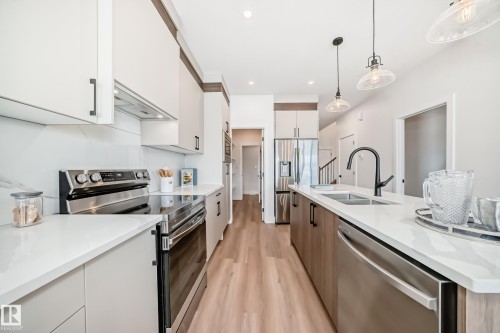 77 Elliott Wynd, Fort Saskatchewan, AB - Indoor Photo Showing Kitchen With Double Sink With Upgraded Kitchen