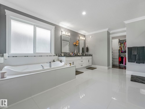 7532 173 Avenue, Edmonton, AB - Indoor Photo Showing Bathroom