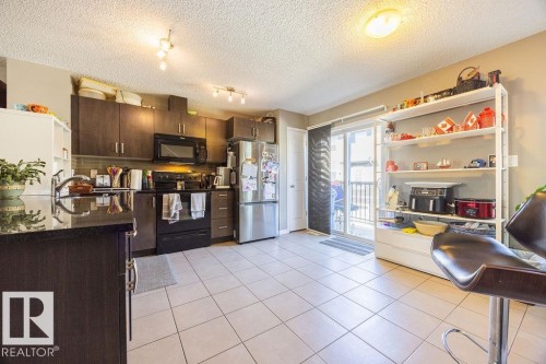 19 1030 Chappelle Boulevard, Edmonton, AB - Indoor Photo Showing Kitchen