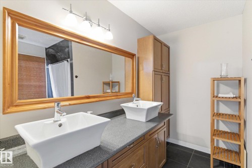 8027 3 Avenue, Edmonton, AB - Indoor Photo Showing Bathroom