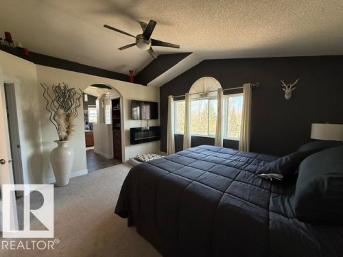 Vaulted ceilings featuring a ceiling fan with integrated lighting - 356 Weber Way, Edmonton, AB - Indoor Photo Showing Bedroom