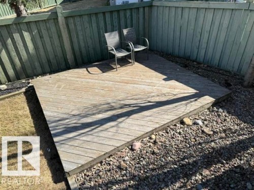 Raised wood deck platform - 356 Weber Way, Edmonton, AB - Outdoor