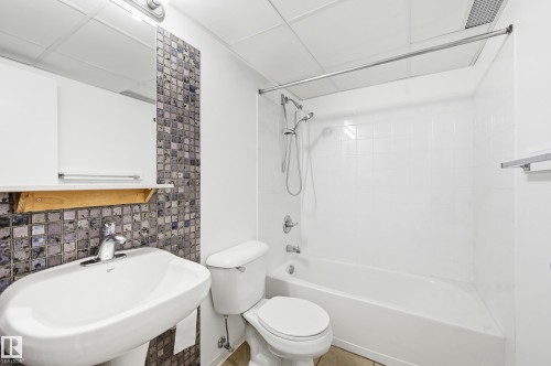 1805 10024 Jasper Avenue, Edmonton, AB - Indoor Photo Showing Bathroom
