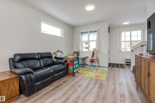 330 Edgemont Drive, Edmonton, AB - Indoor Photo Showing Living Room