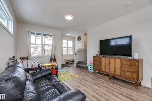330 Edgemont Drive, Edmonton, AB - Indoor Photo Showing Living Room