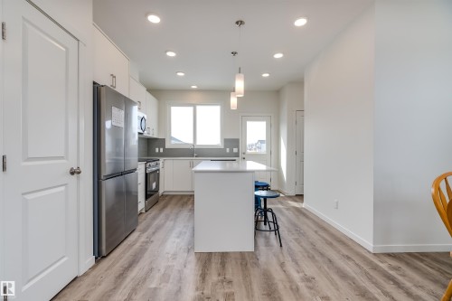 330 Edgemont Drive, Edmonton, AB - Indoor Photo Showing Kitchen With Upgraded Kitchen