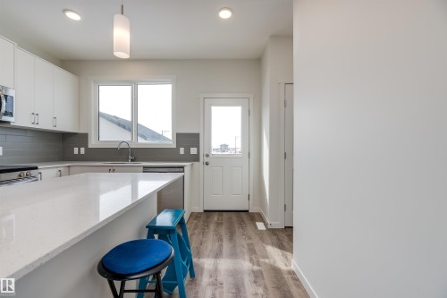 330 Edgemont Drive, Edmonton, AB - Indoor Photo Showing Kitchen