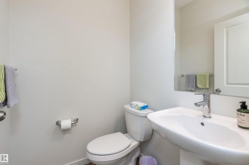 330 Edgemont Drive, Edmonton, AB - Indoor Photo Showing Bathroom