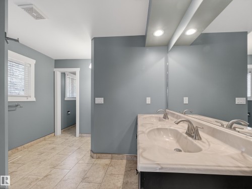 82 Mission Avenue, St. Albert, AB - Indoor Photo Showing Bathroom