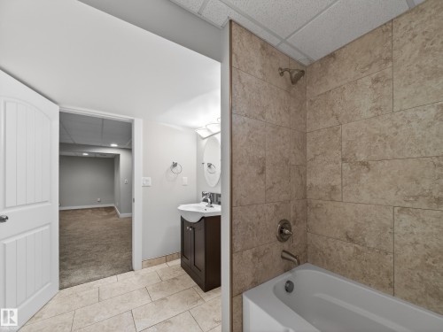 82 Mission Avenue, St. Albert, AB - Indoor Photo Showing Bathroom
