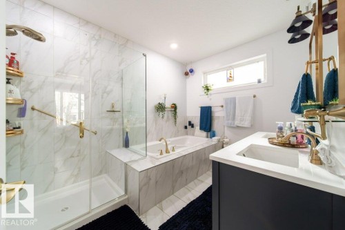 8731 85 Avenue, Edmonton, AB - Indoor Photo Showing Bathroom
