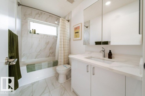 8731 85 Avenue, Edmonton, AB - Indoor Photo Showing Bathroom