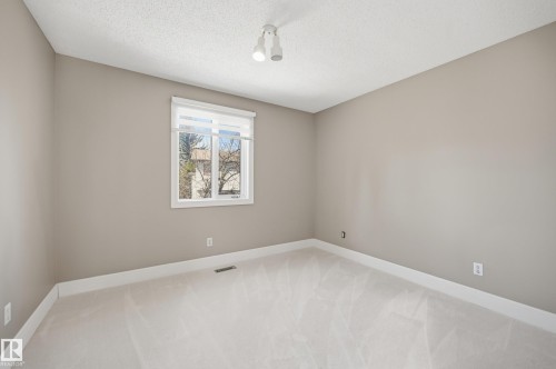 Neutral-toned interior room featuring light-colored carpeting and white trim - 394 Walker Road, Edmonton, AB - Indoor Photo Showing Other Room
