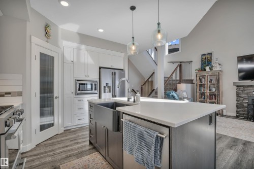9 Rolston Close, Leduc, AB - Indoor Photo Showing Kitchen With Upgraded Kitchen