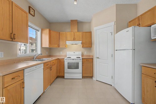 56 1780 Glastonbury Blvd, Edmonton, AB - Indoor Photo Showing Kitchen With Double Sink