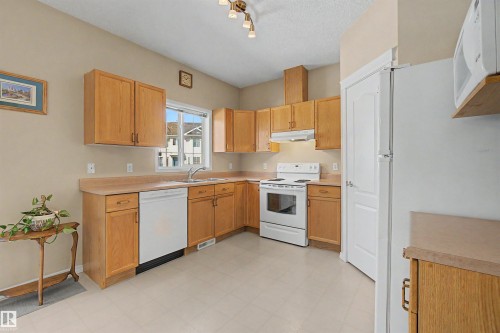 56 1780 Glastonbury Blvd, Edmonton, AB - Indoor Photo Showing Kitchen