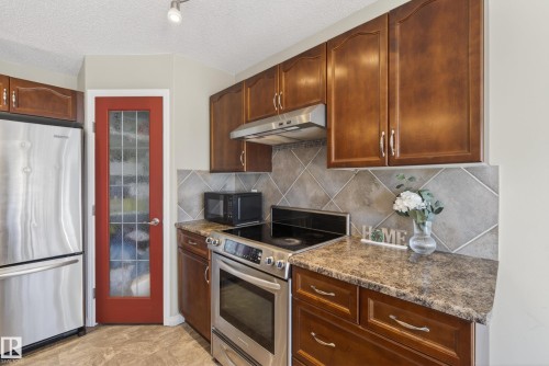 9144 207 Street, Edmonton, AB - Indoor Photo Showing Kitchen
