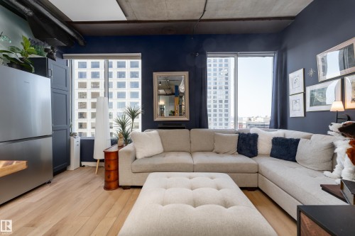 913 10024 Jasper Avenue, Edmonton, AB - Indoor Photo Showing Living Room