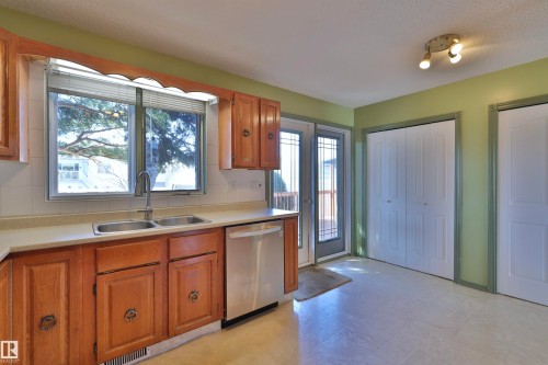 201 Parkview Drive, Wetaskiwin, AB - Indoor Photo Showing Kitchen With Double Sink