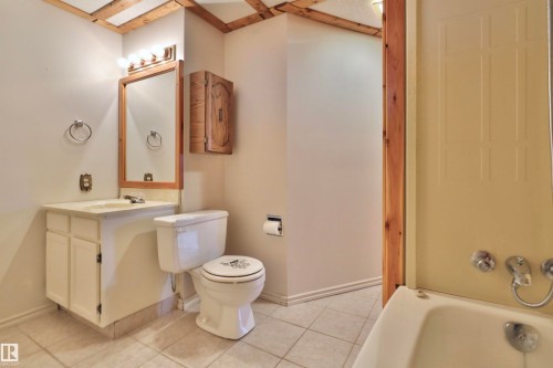 201 Parkview Drive, Wetaskiwin, AB - Indoor Photo Showing Bathroom