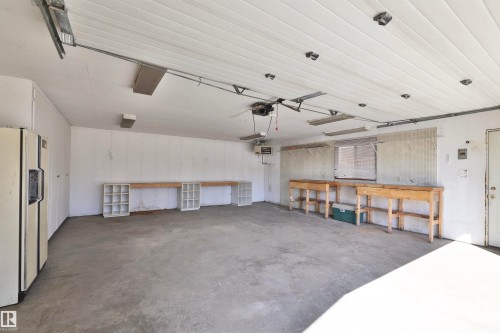 201 Parkview Drive, Wetaskiwin, AB - Indoor Photo Showing Garage