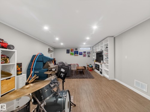 16105 84 Avenue, Edmonton, AB 