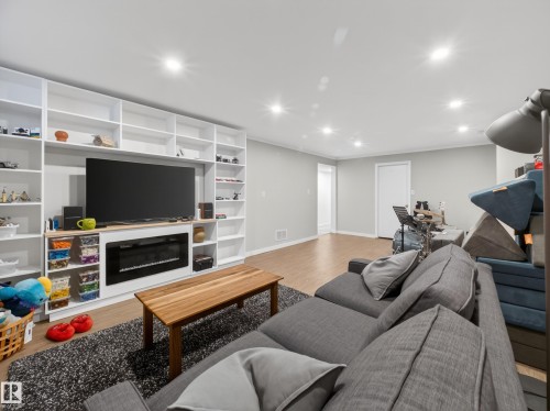 16105 84 Avenue, Edmonton, AB 