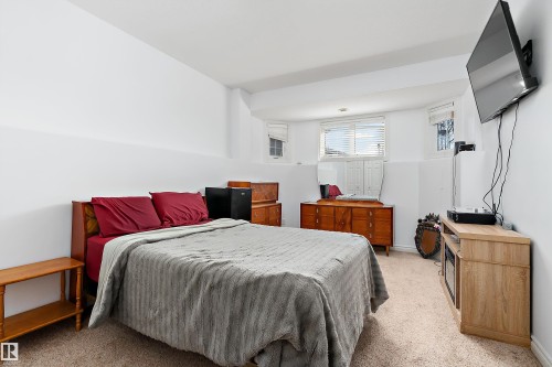 28 Woods Place, Leduc, AB - Indoor Photo Showing Bedroom