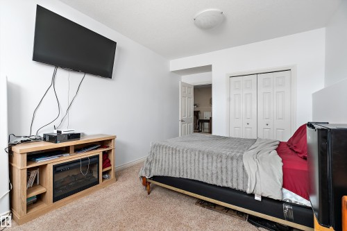 28 Woods Place, Leduc, AB - Indoor Photo Showing Bedroom