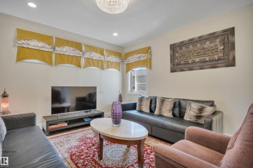 1624 Ainslie Lane, Edmonton, AB - Indoor Photo Showing Living Room