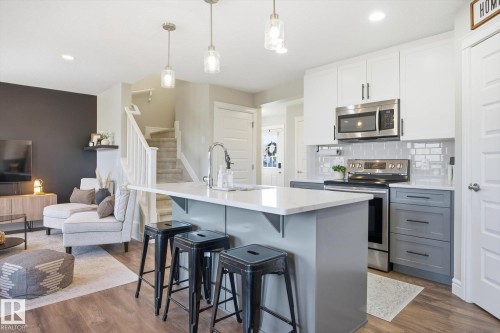 3887 Robins Crescent, Edmonton, AB - Indoor Photo Showing Kitchen With Upgraded Kitchen