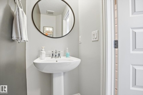 3887 Robins Crescent, Edmonton, AB - Indoor Photo Showing Bathroom