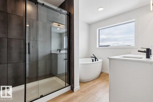 404 30 Street, Edmonton, AB - Indoor Photo Showing Bathroom