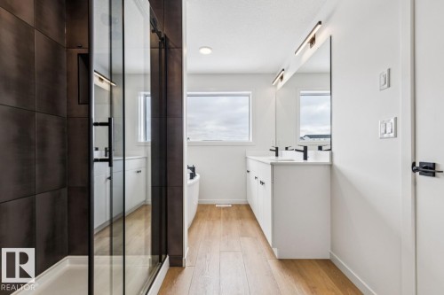 404 30 Street, Edmonton, AB - Indoor Photo Showing Bathroom