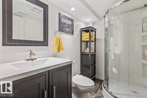 9310 Simpson Drive, Edmonton, AB - Indoor Photo Showing Bathroom