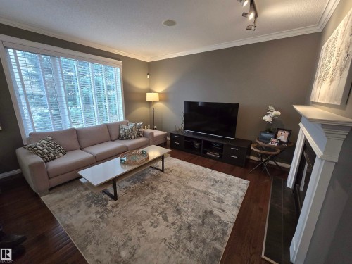 1668 Glastonbury Boulevard, Edmonton, AB - Indoor Photo Showing Living Room