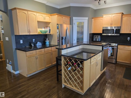 1668 Glastonbury Boulevard, Edmonton, AB - Indoor Photo Showing Kitchen