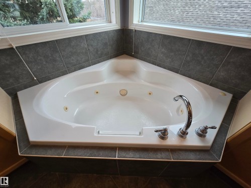 1668 Glastonbury Boulevard, Edmonton, AB - Indoor Photo Showing Bathroom