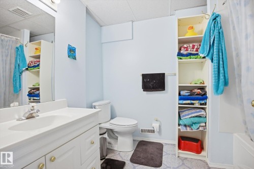 7220 157 Avenue, Edmonton, AB - Indoor Photo Showing Bathroom