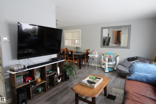 5347 36 Ave, Wetaskiwin, AB - Indoor Photo Showing Living Room