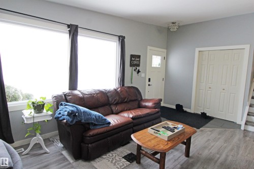 5347 36 Ave, Wetaskiwin, AB - Indoor Photo Showing Living Room