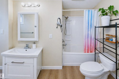 7807 132 Avenue, Edmonton, AB - Indoor Photo Showing Bathroom