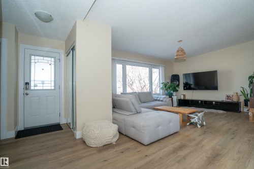 7807 132 Avenue, Edmonton, AB - Indoor Photo Showing Living Room