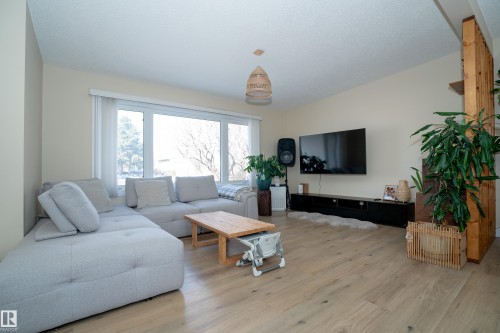 7807 132 Avenue, Edmonton, AB - Indoor Photo Showing Living Room