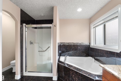 9203 160 Avenue, Edmonton, AB - Indoor Photo Showing Bathroom