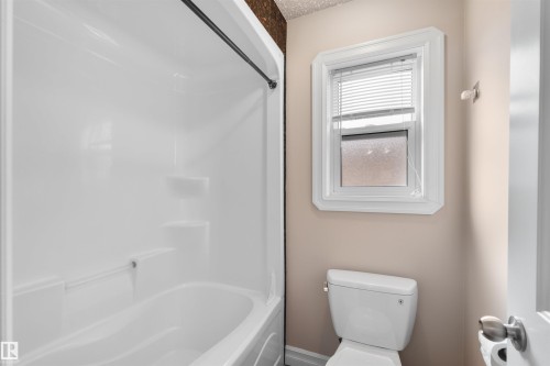 9203 160 Avenue, Edmonton, AB - Indoor Photo Showing Bathroom