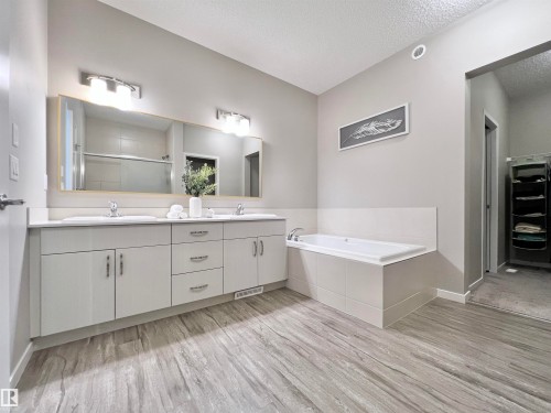 17828 9 Avenue, Edmonton, AB - Indoor Photo Showing Bathroom