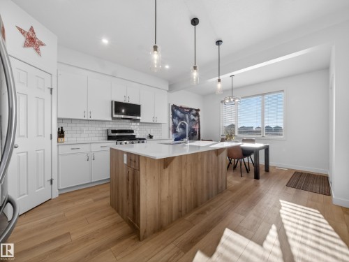 216 Caledon Crescent, Spruce Grove, AB - Indoor Photo Showing Kitchen With Upgraded Kitchen